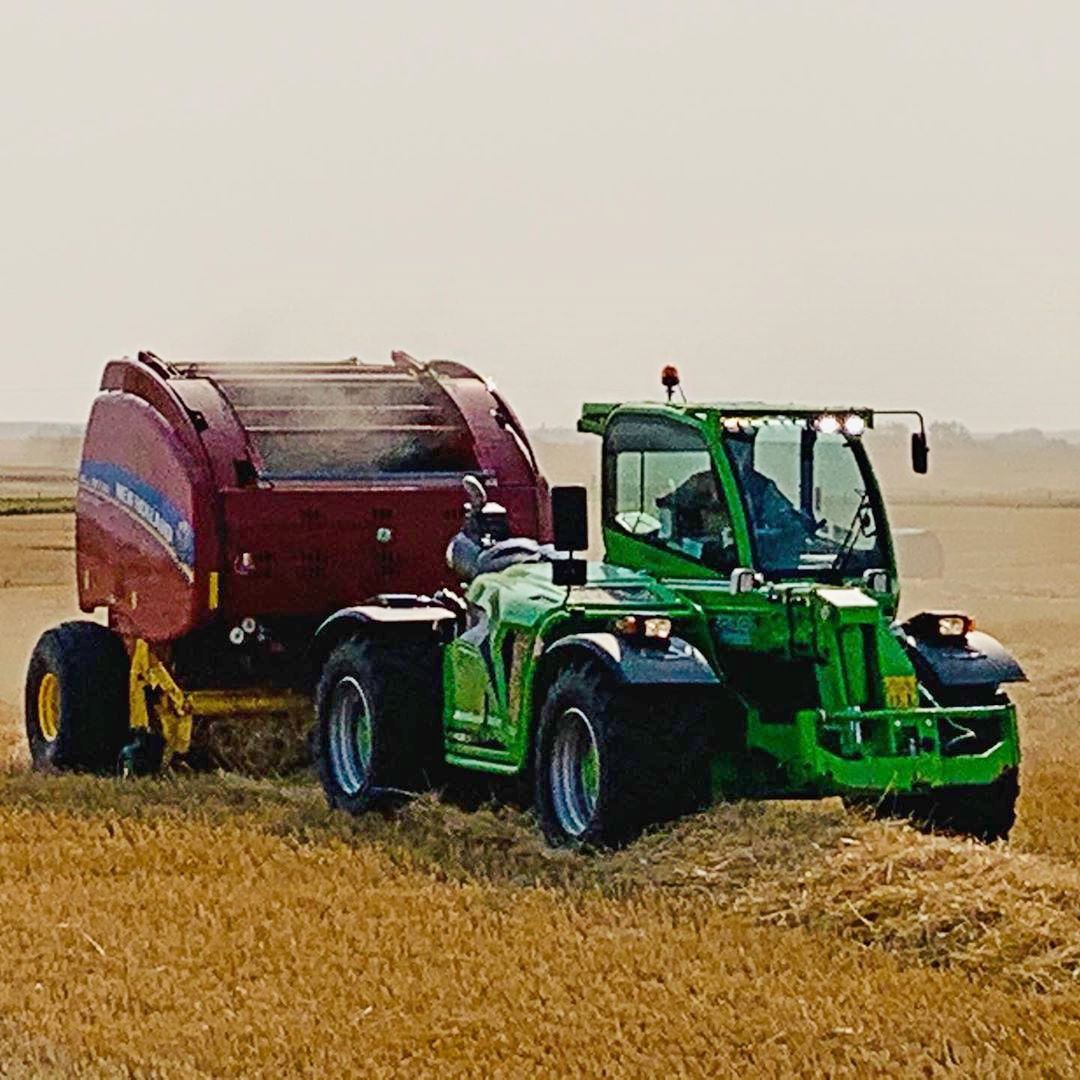 Работа Multifarmer с прессподборщиком. Полевые работы.