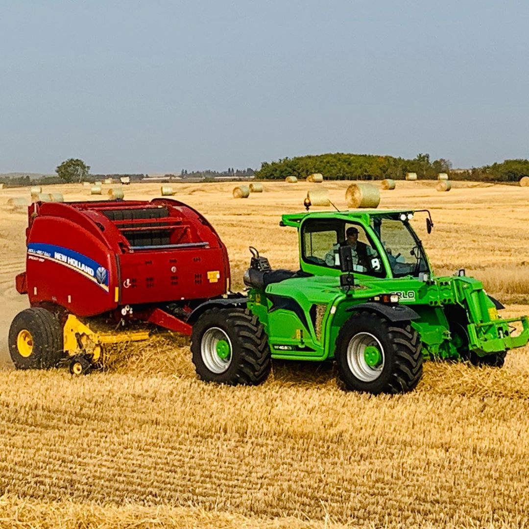 Работа Multifarmer с прессподборщиком. Полевые работы.