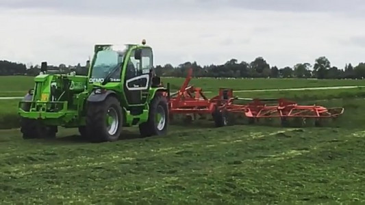 Работа Multifarmer с роторными граблями-ворошилками. Полевые работы.